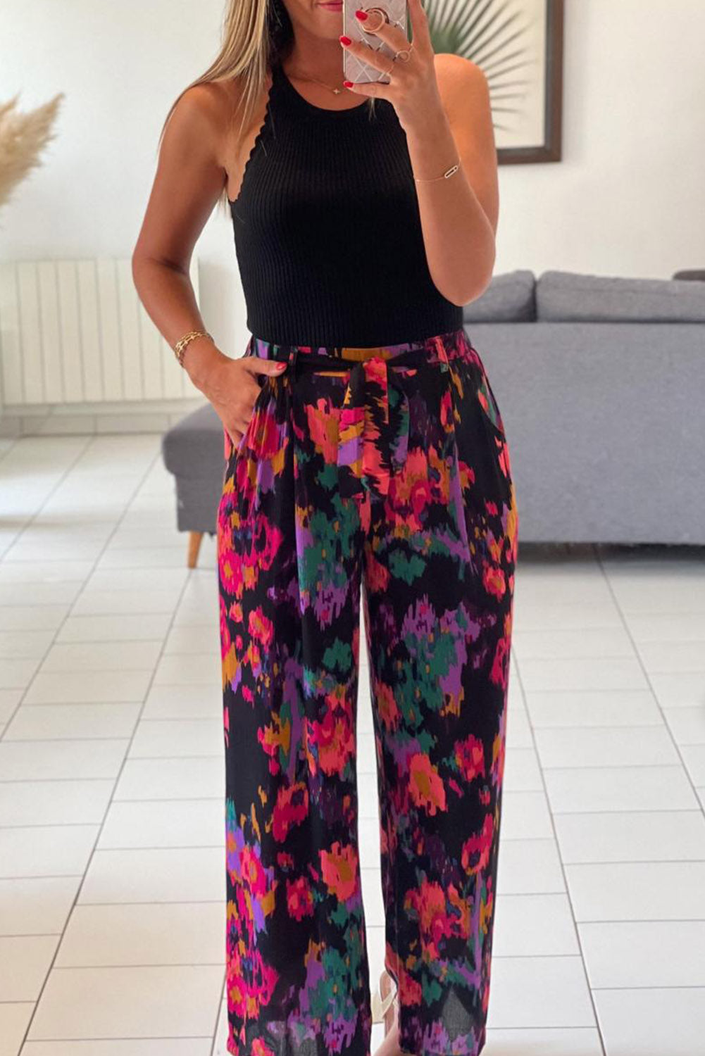 Blusa con mangas abullonadas y cuello en V con estampado de grafiti 