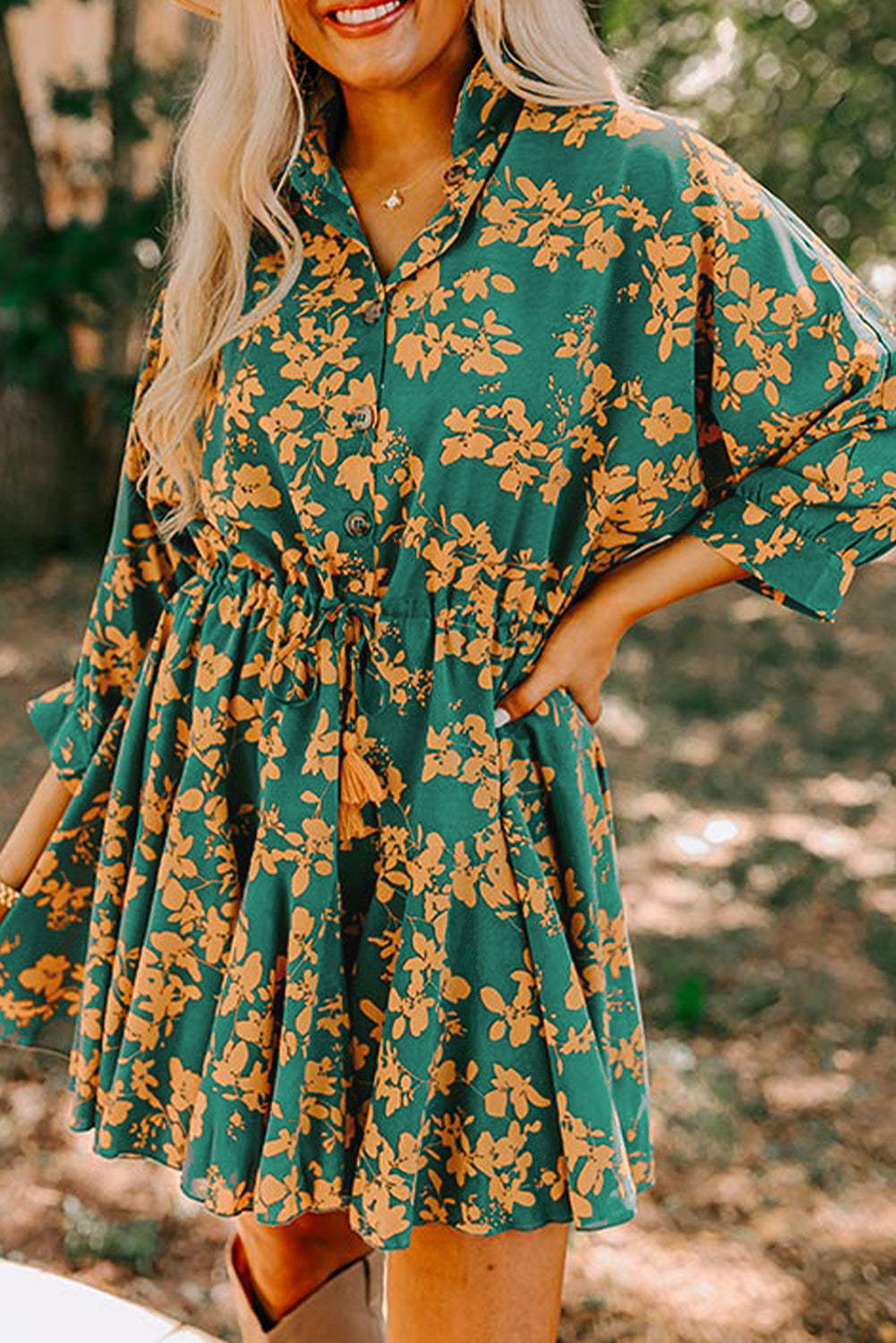 Robe courte fluide à imprimé floral vert avec cordon de serrage