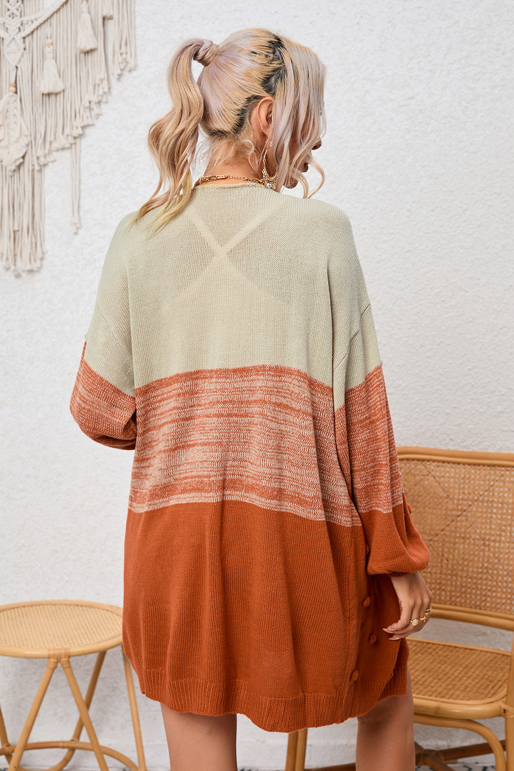 Cardigan ouvert à pompons marron et blocs de couleurs 