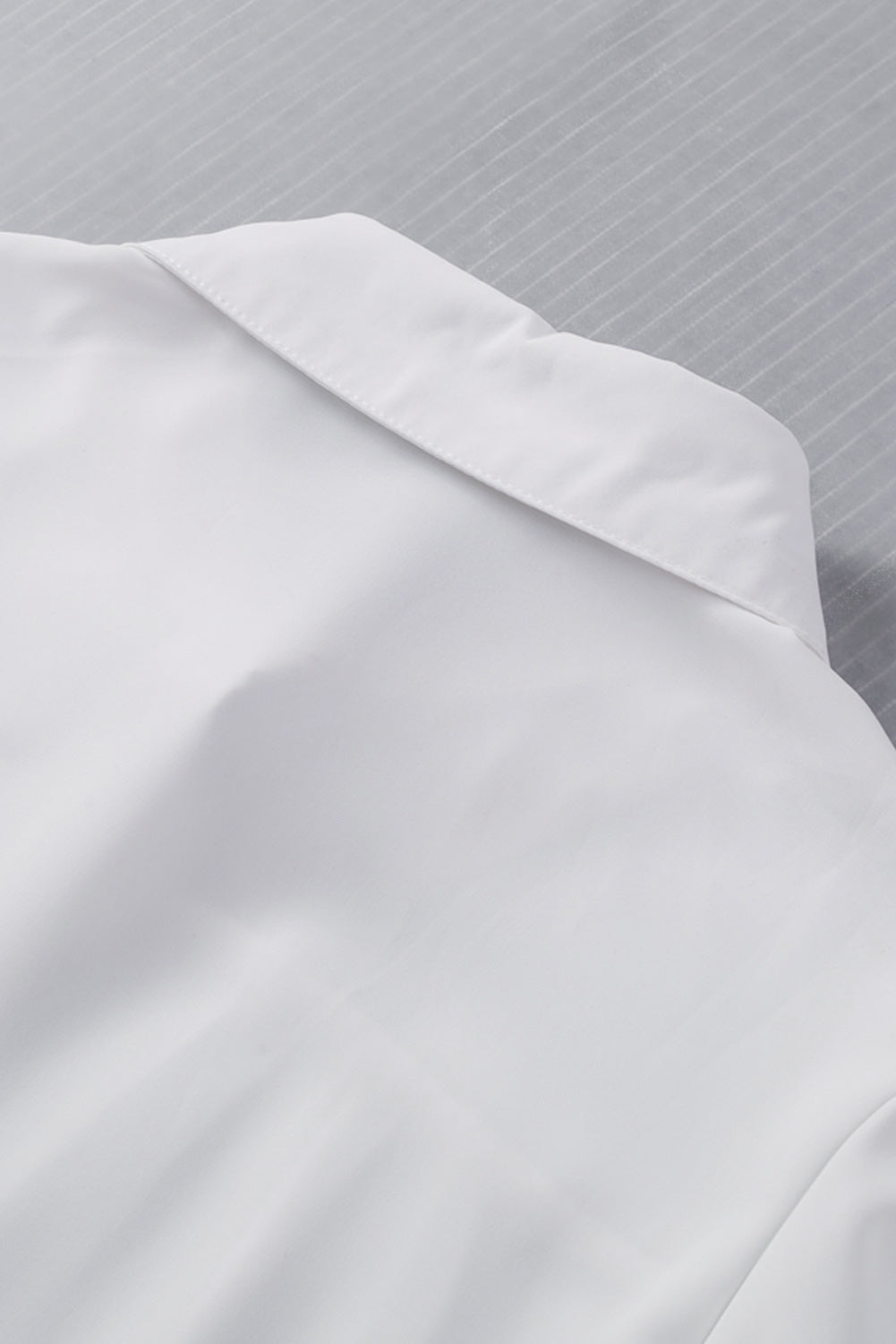 Chemisier boutonné à manches bouffantes de couleur unie