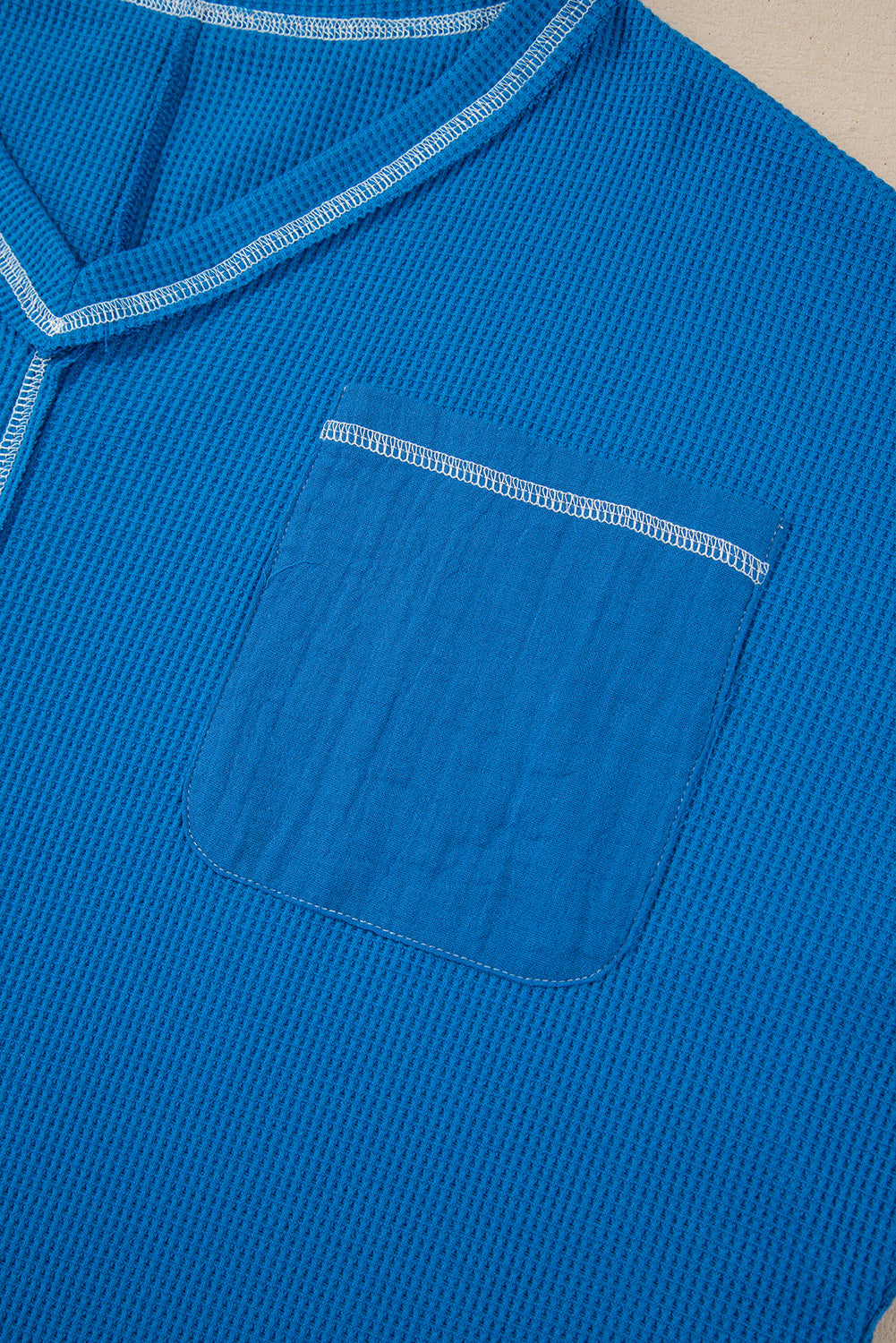 Chemisier en maille côtelée bleu ciel à manches patchwork florales et col en V