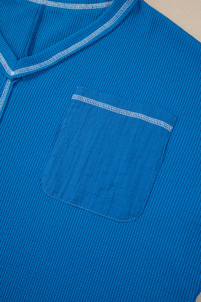 Chemisier en maille côtelée bleu ciel à manches patchwork florales et col en V