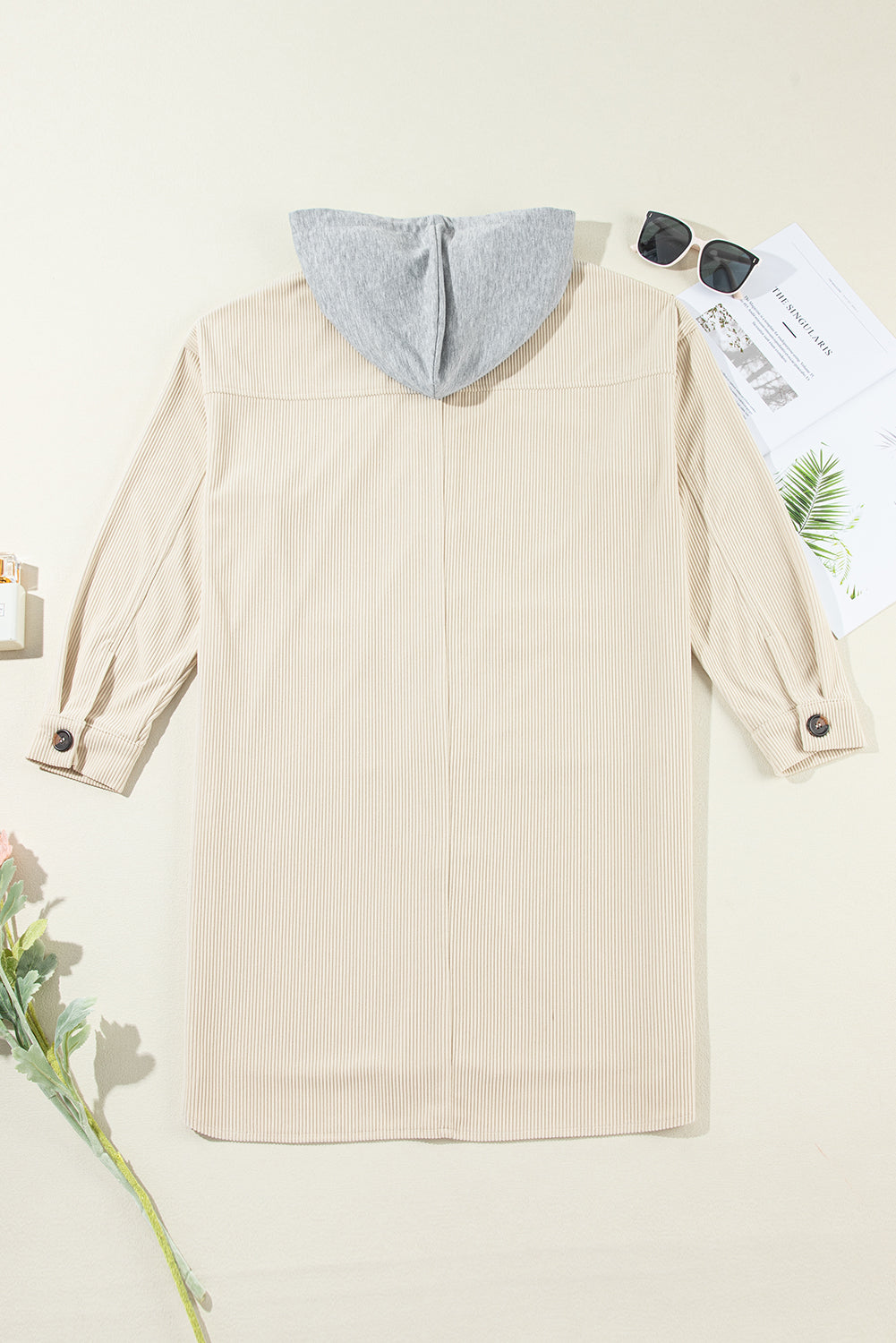 Veste-chemise à capuche surdimensionnée en velours côtelé beige contrasté