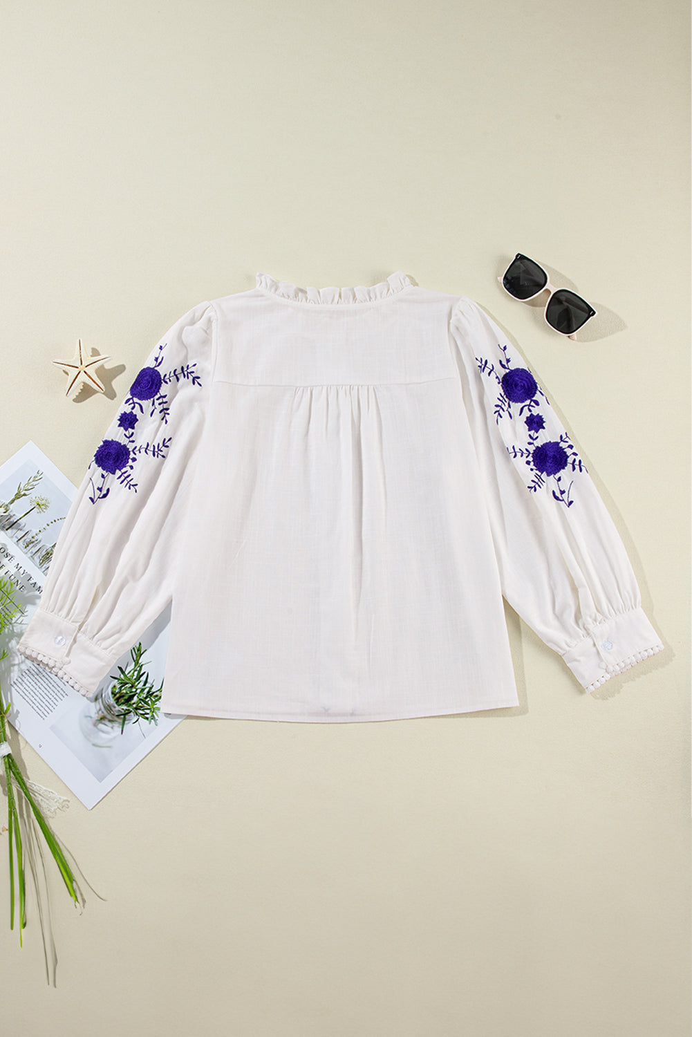 Chemise blanche à manches bouffantes brodées de fleurs