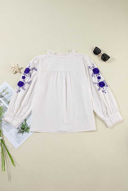 Chemise blanche à manches bouffantes brodées de fleurs