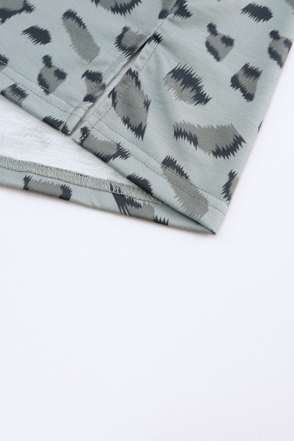 Top holgado de manga larga con costuras y estampado animal marrón