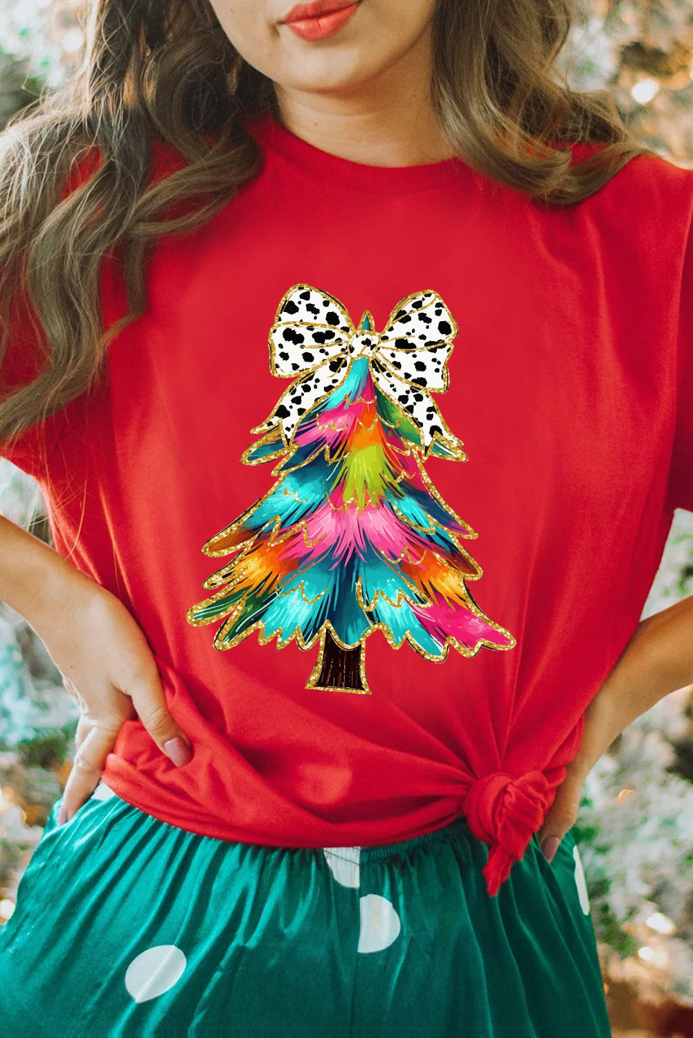 T-shirt graphique de Noël avec nœud rouge et sapin de Noël