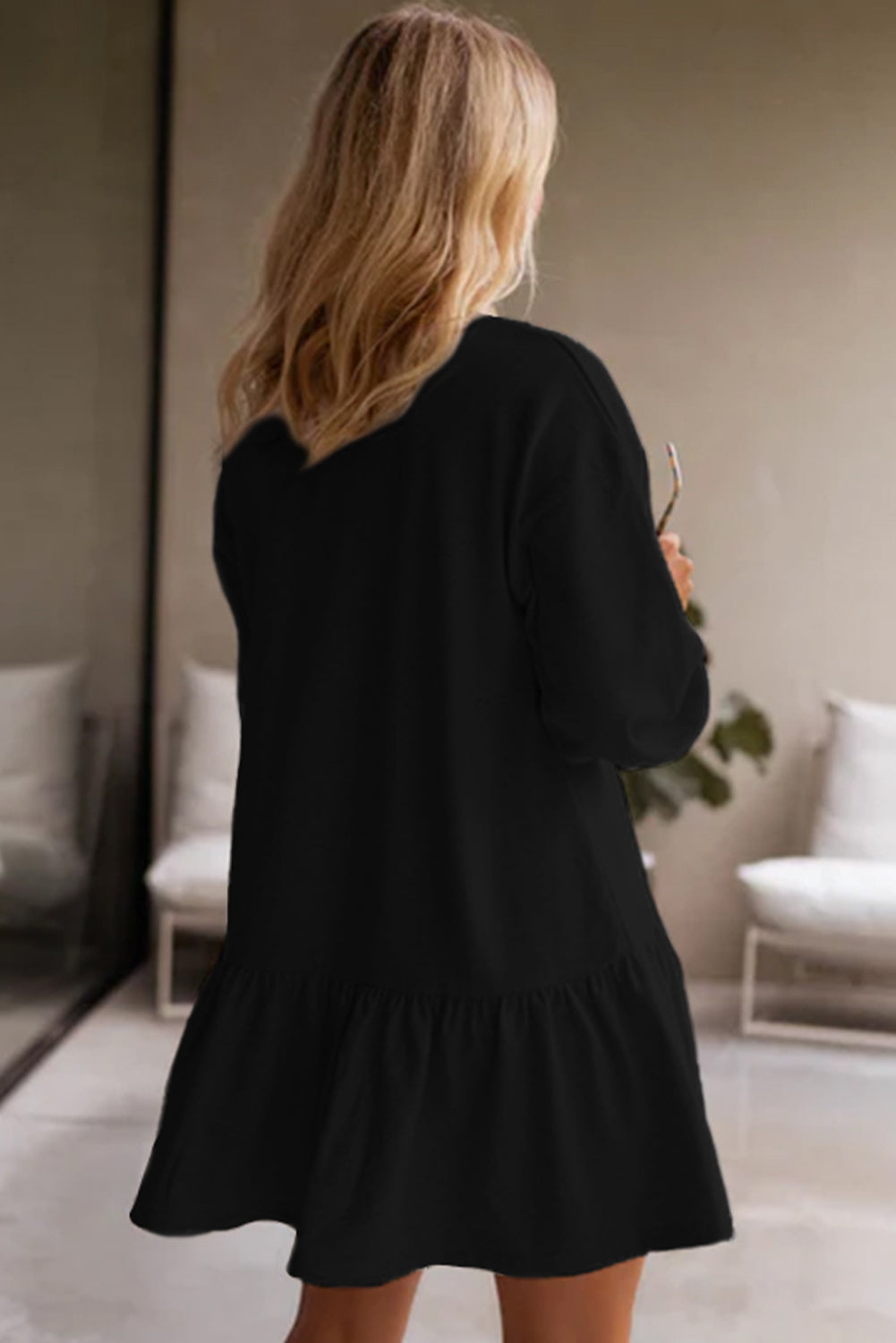 Mini-robe noire unie à manches bouffantes et ourlet à volants