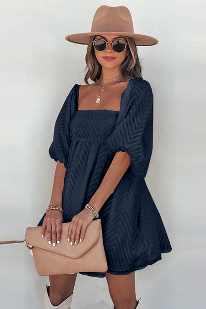 Mini-robe babydoll à col carré et manches bouffantes