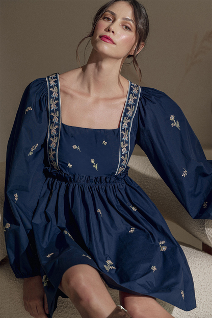 Robe courte bleue brodée de fleurs, col carré, manches bouffantes et volants