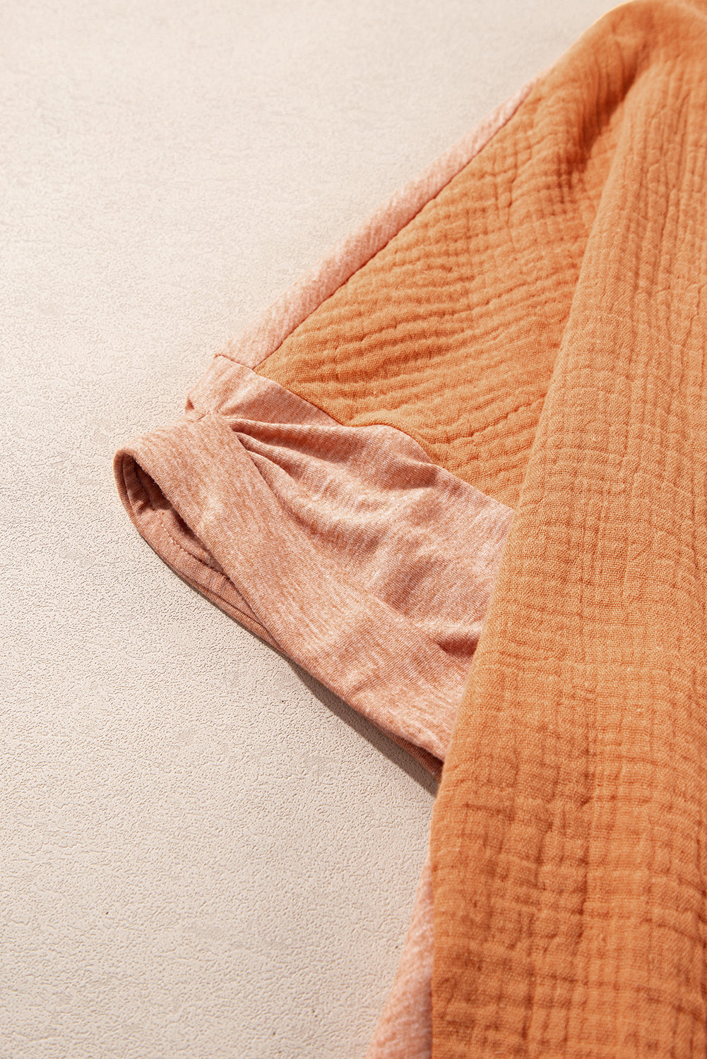 Haut dolman texturé à patch cœur et clous dorés du désert