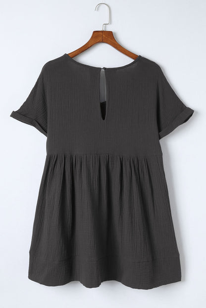 Minivestido babydoll enrollable de manga corta con cuello en V