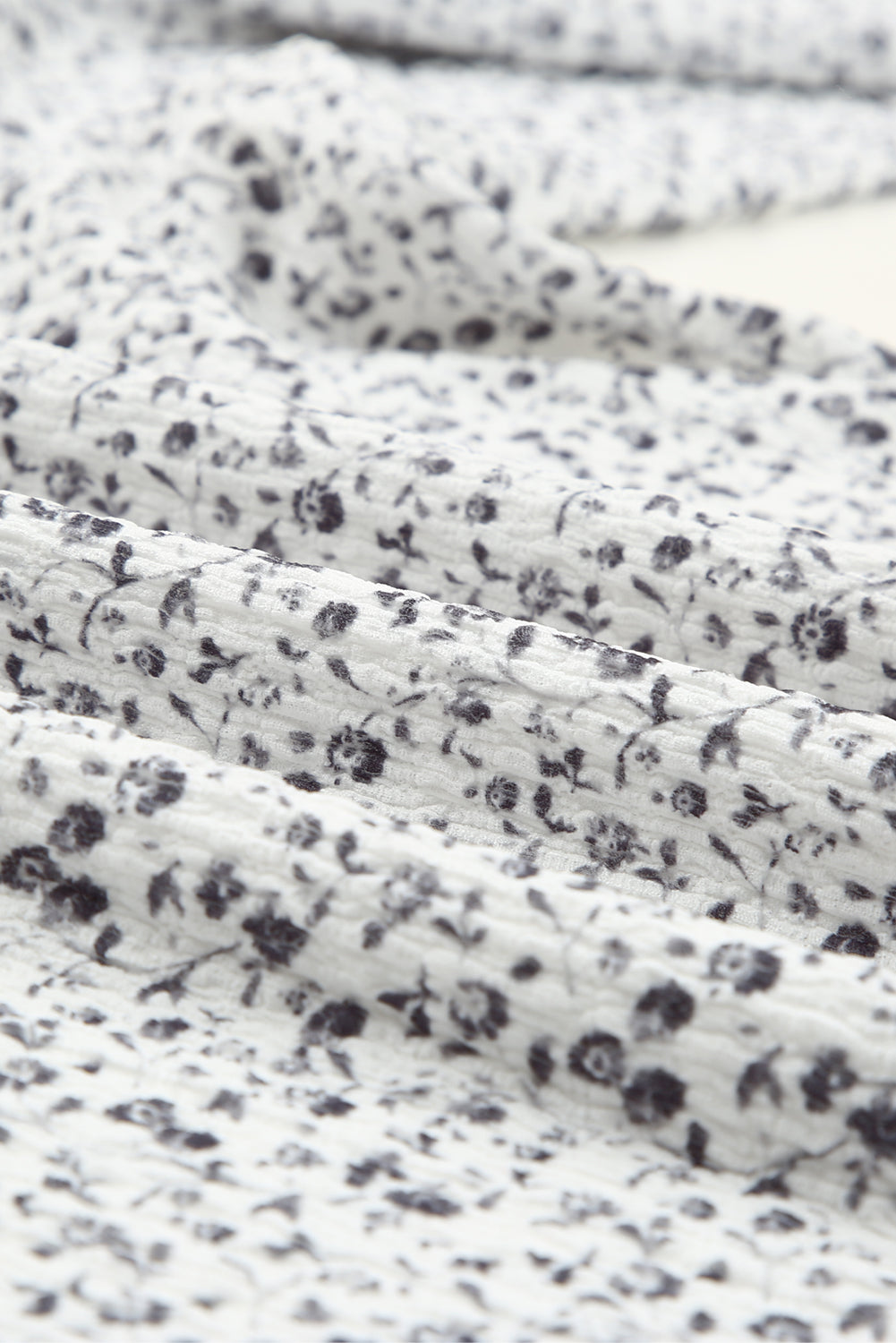 Blusa con mangas de burbuja con volantes arrugados y estampado floral negro 