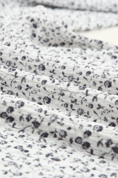 Blusa con mangas de burbuja con volantes arrugados y estampado floral negro 