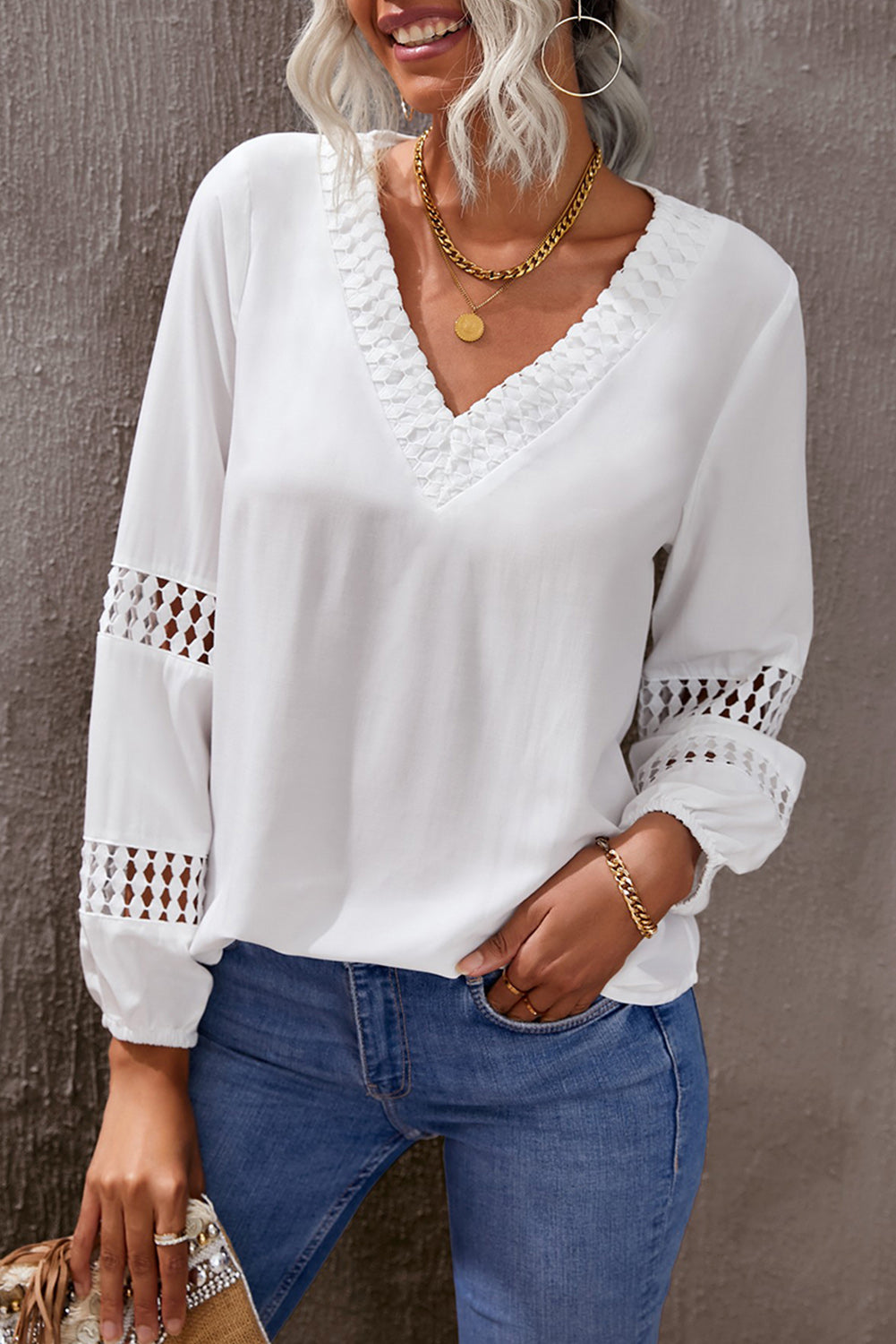 Blusa calada de croché con cuello en V profundo