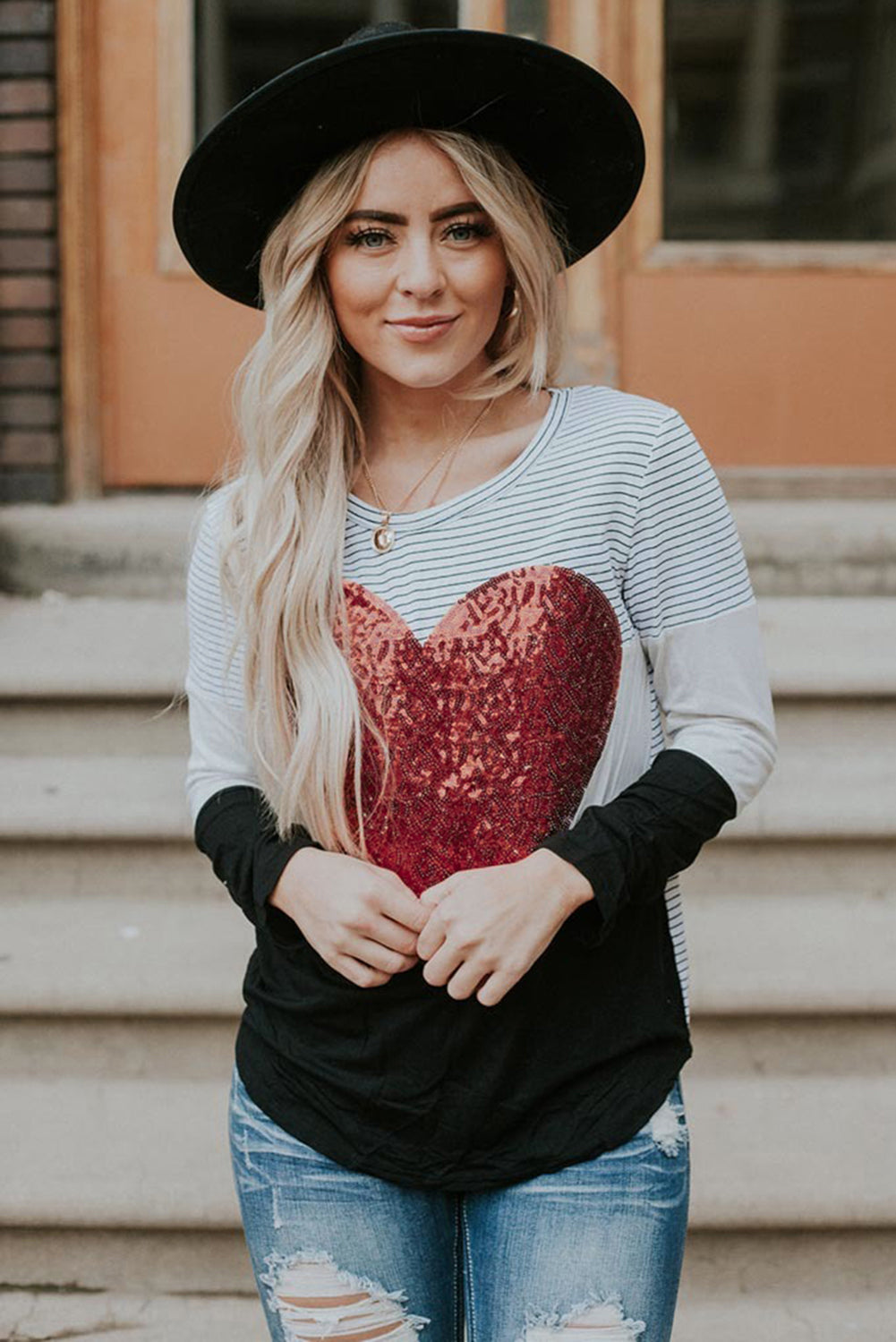 Haut rayé à manches longues et paillettes en forme de cœur