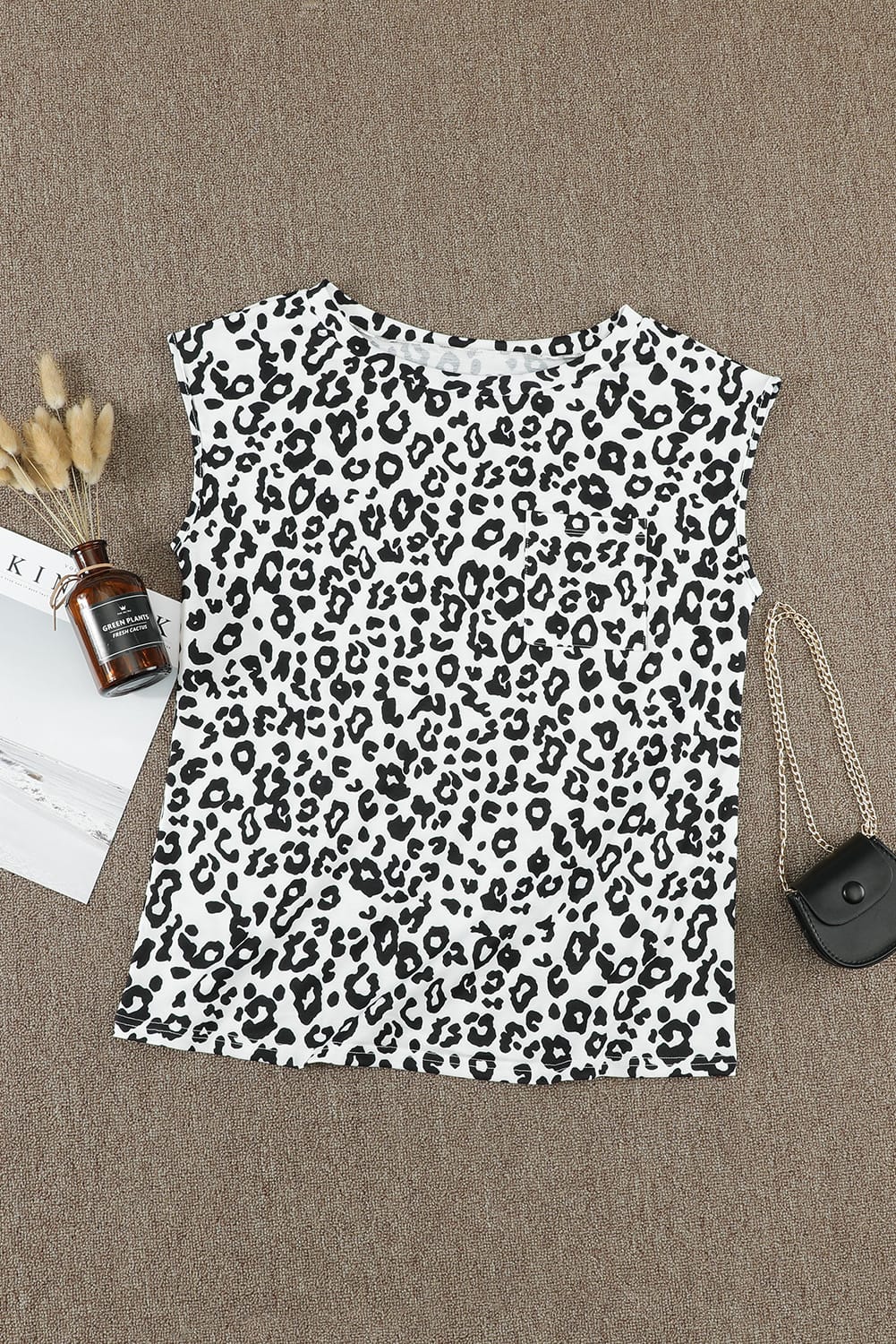 Camiseta con estampado de camuflaje y cuello redondo con bolsillo