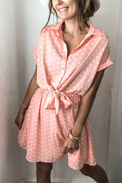 Mini-robe à manches courtes et col chemise à pois 