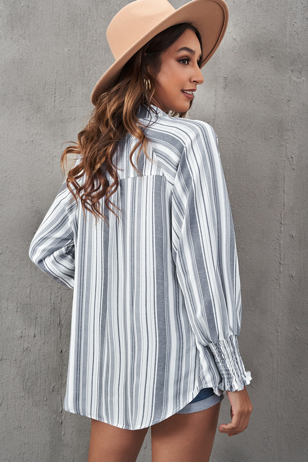 Chemise boutonnée rayée à poches et fentes 