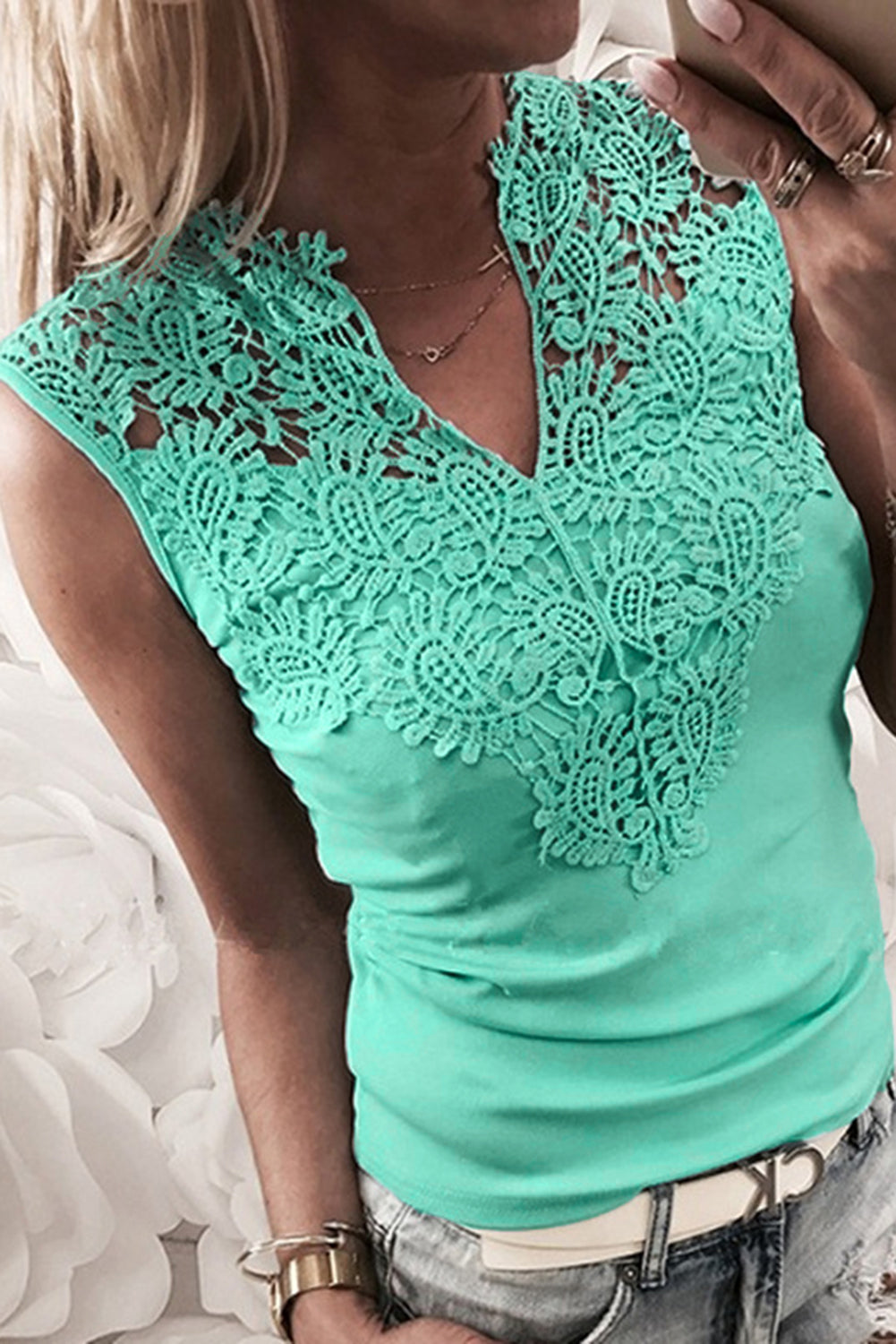 Camiseta sin mangas de ganchillo con cuello dividido en V