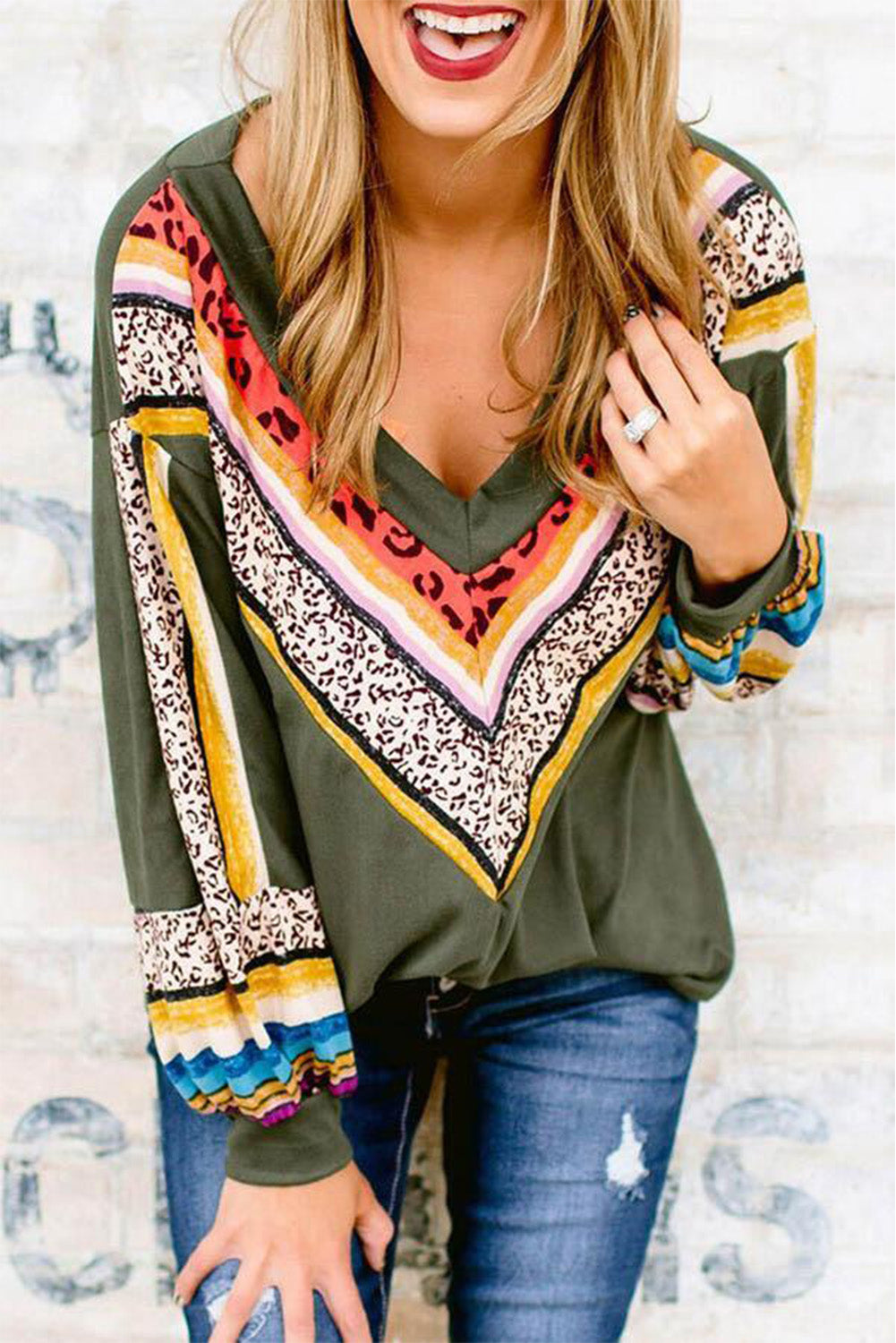 Top de manga larga con cuello en V y estampado de leopardo a rayas