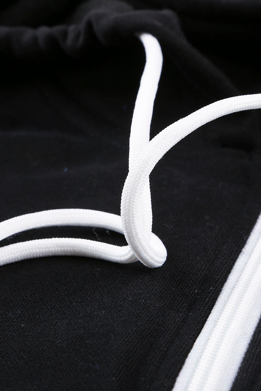 Chaqueta con capucha y cordón con bolsillo con cremallera