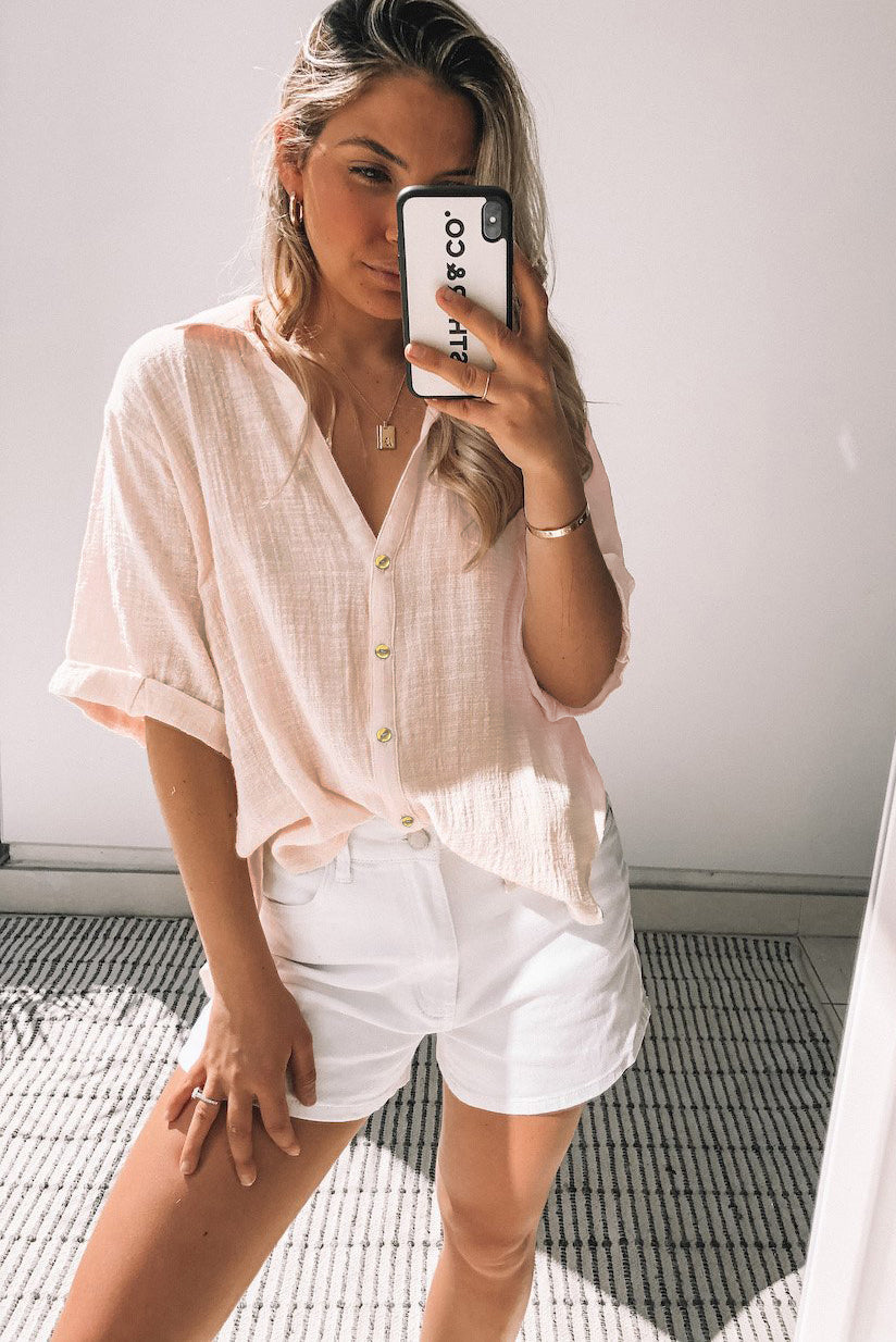 Camisa holgada de manga corta con botones y cuello en V 