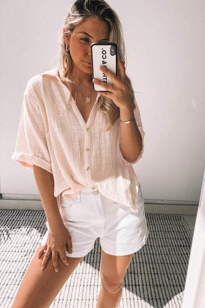 Camisa holgada de manga corta con botones y cuello en V 