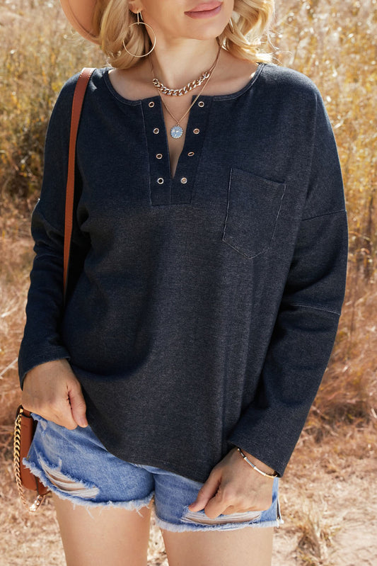 Top con cuello en V y ojales lavados