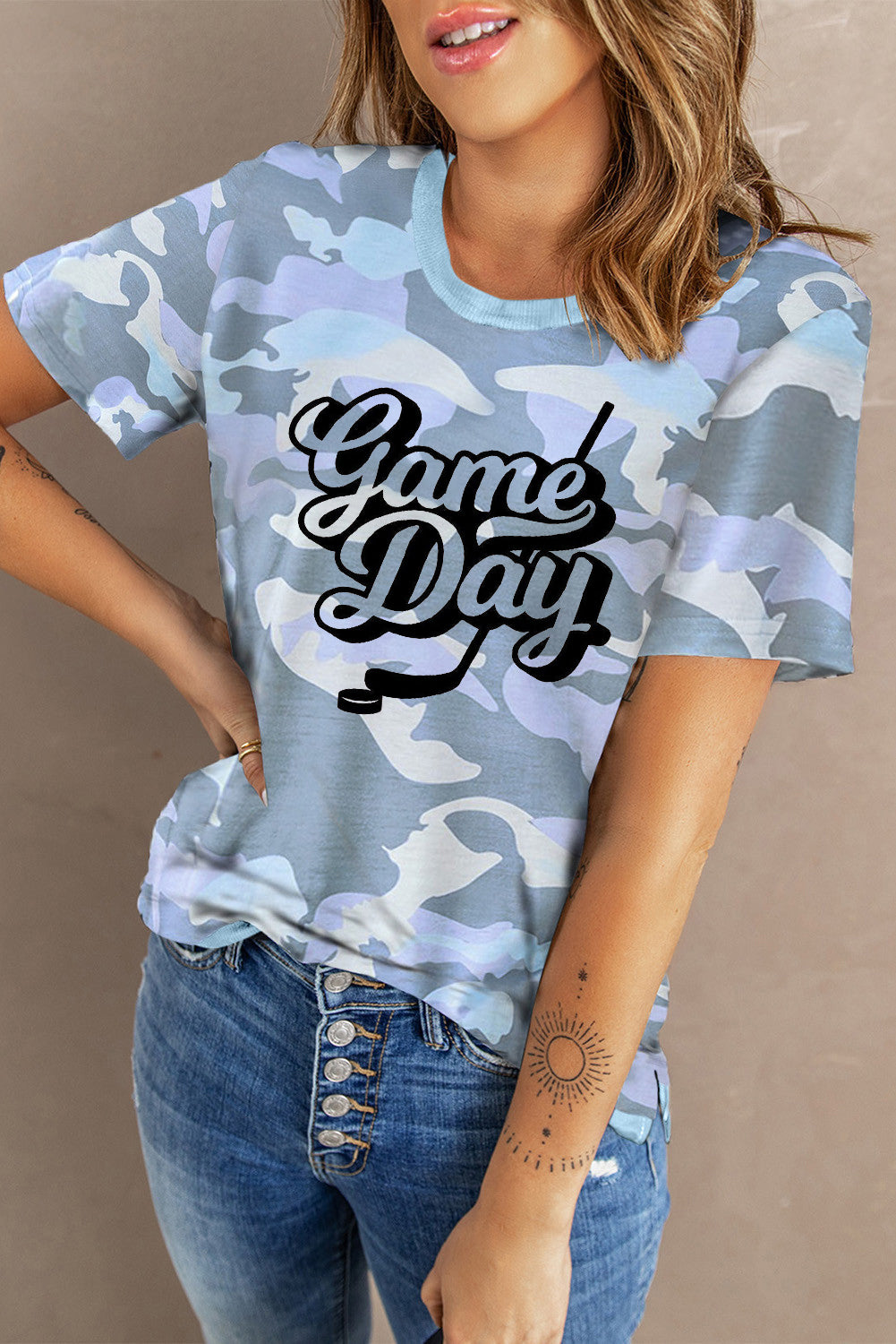 Camiseta con cuello redondo y abertura lateral de camuflaje