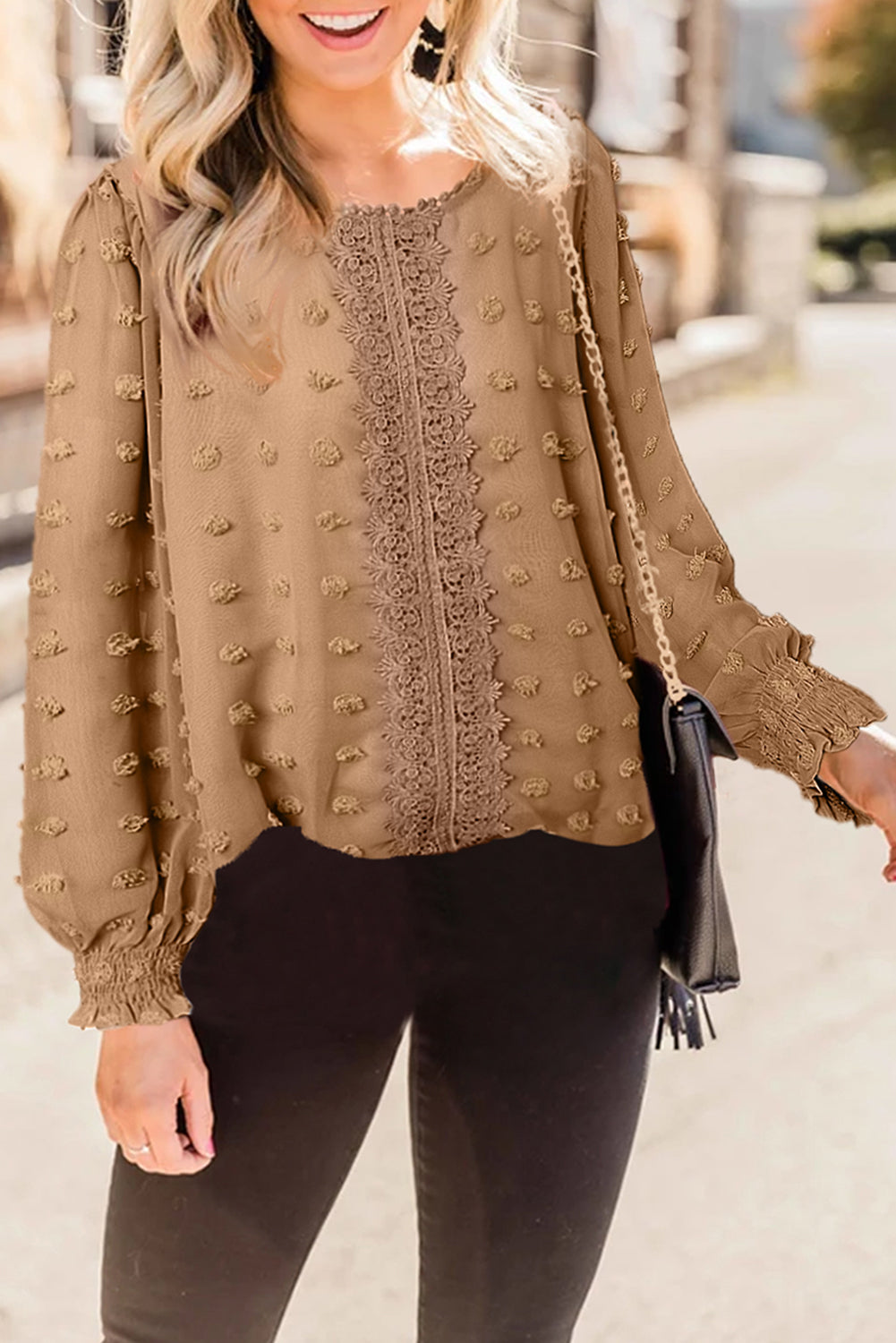 Blusa con manga farol y encaje de lunares