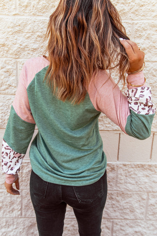 Top de manga larga con estampado de leopardo y cuello redondo