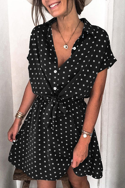 Mini-robe à manches courtes et col chemise à pois 