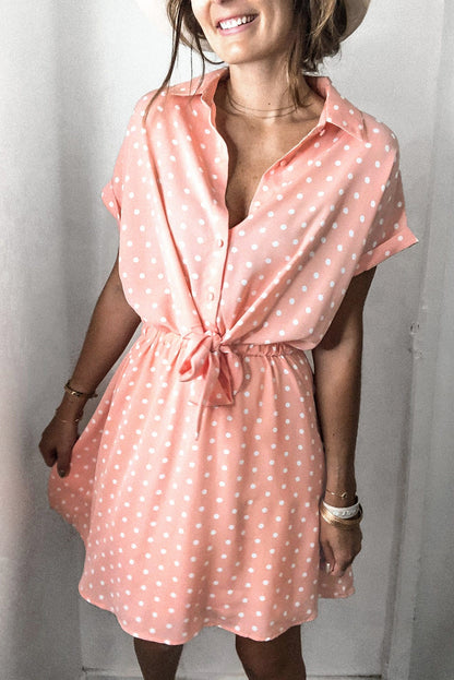 Mini-robe à manches courtes et col chemise à pois 