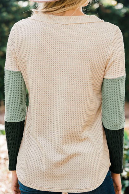 Pull en maille gaufrée à boutons et col en V