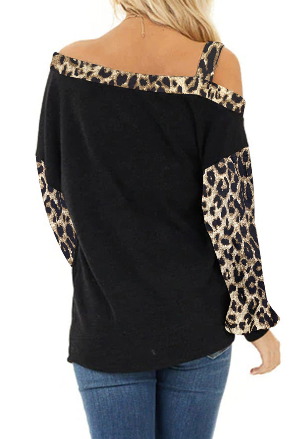Blusa de manga larga con costuras de leopardo y hombros descubiertos