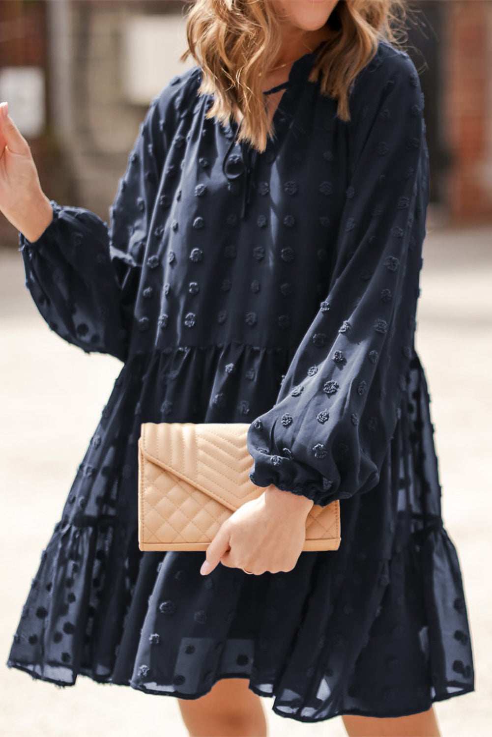 Mini-robe bleu foncé à manches longues bouffantes en maille à pois suisses