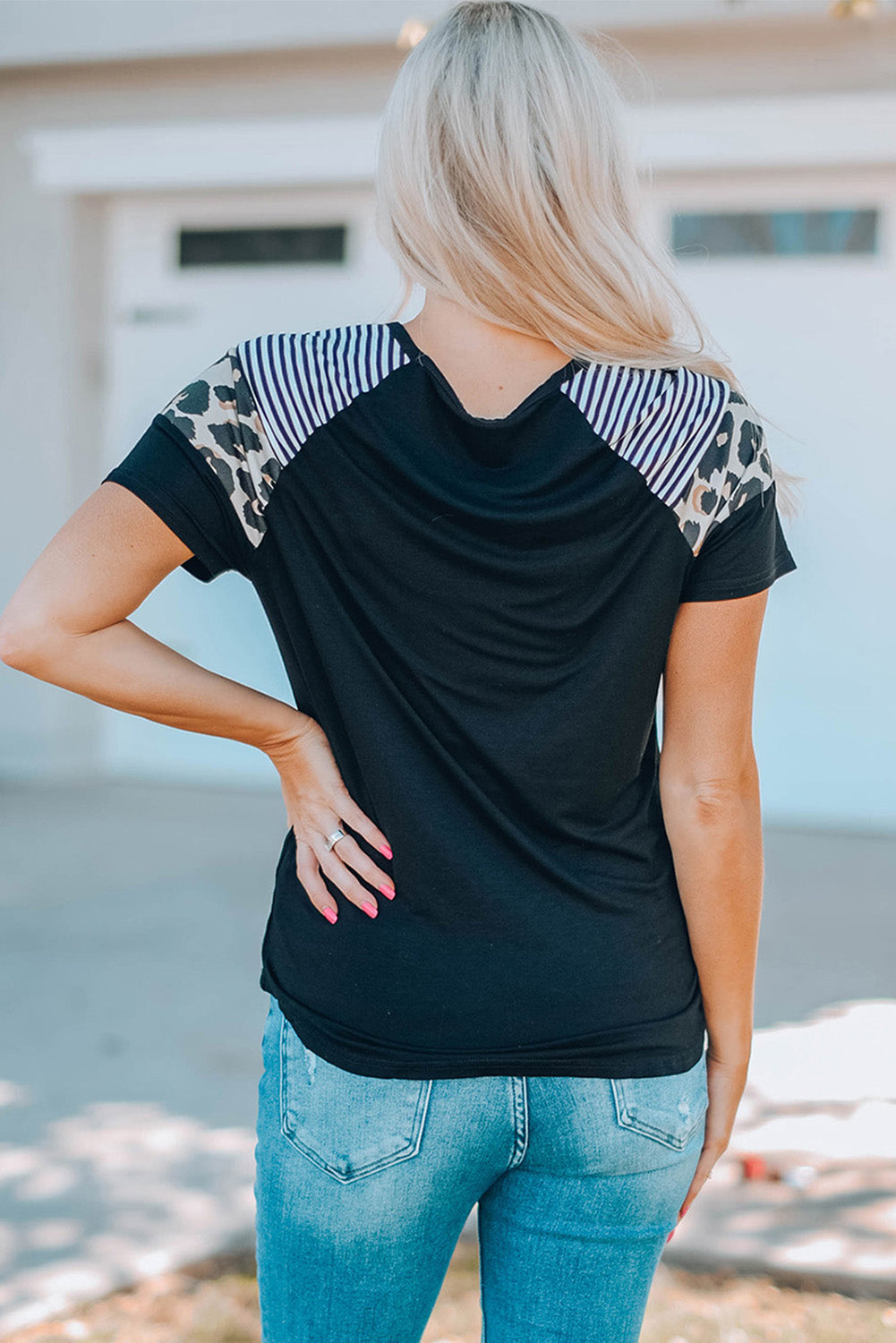 Camiseta de mujer de manga corta con estampado de leopardo a rayas