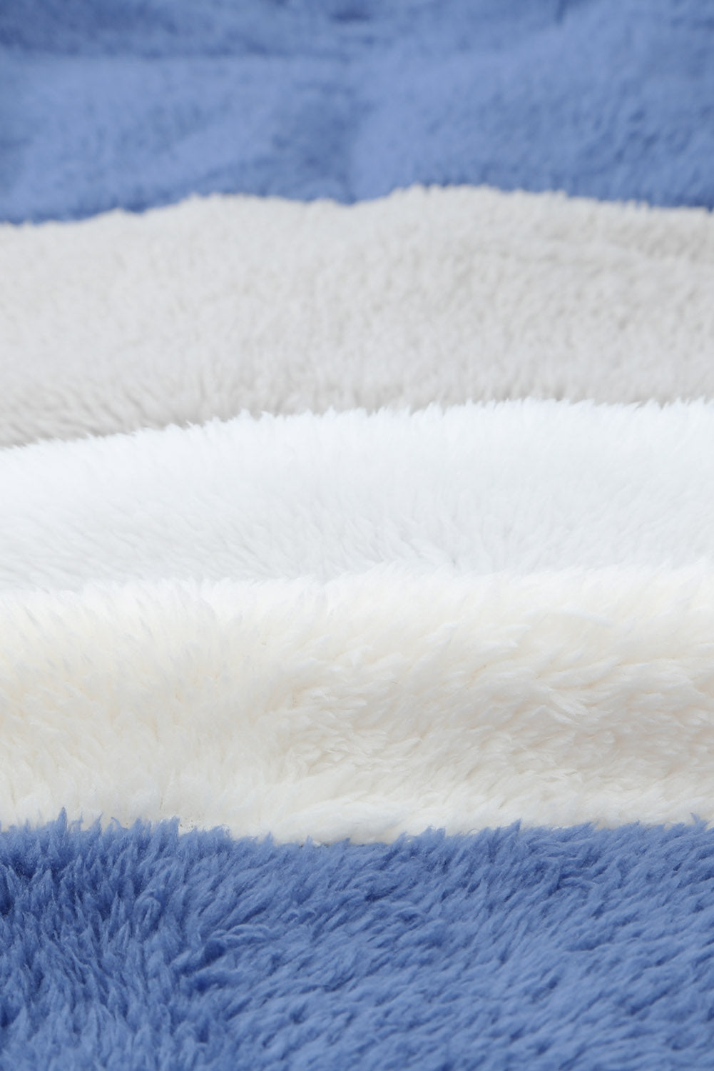 Abrigo sherpa con cremallera y bloques de color rojo vino con capucha 