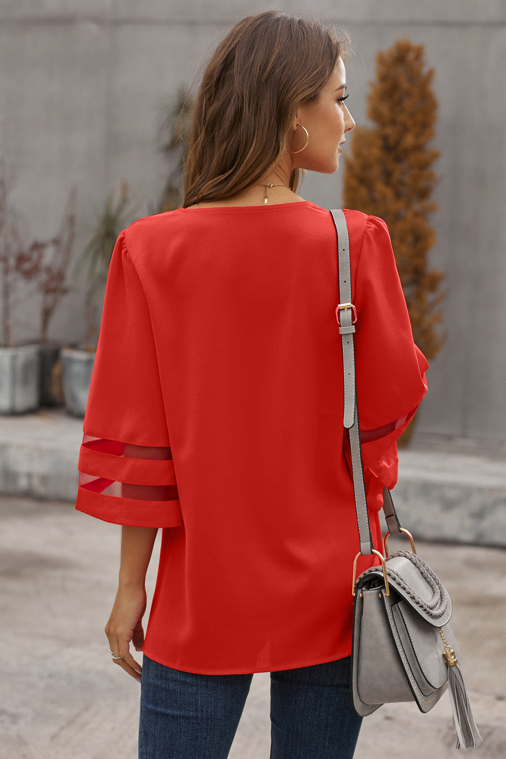 Chemisier boutonné à manches évasées et col en V 