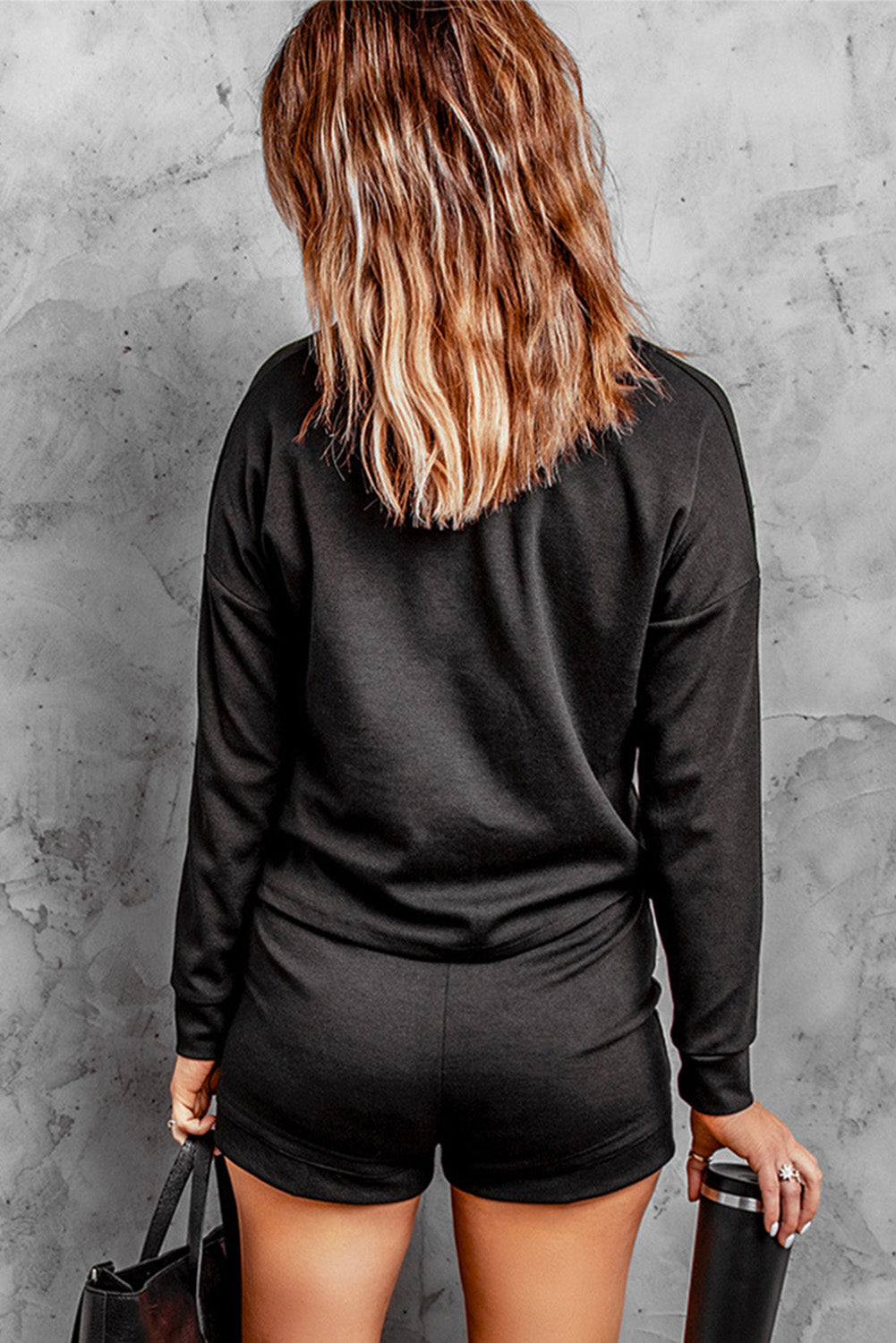 Ensemble deux pièces haut à manches tombantes et short en tricot côtelé gris