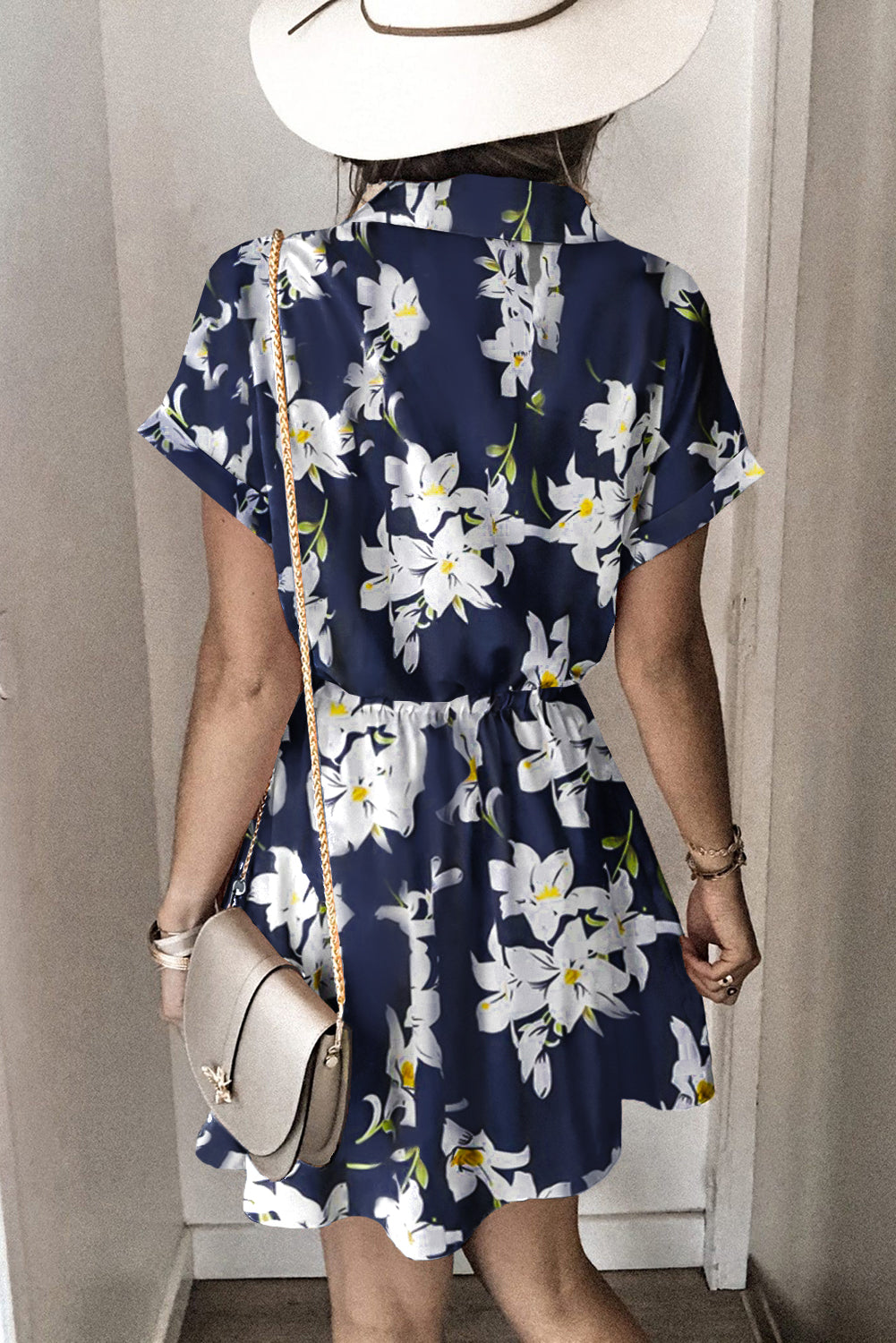 Mini-robe à manches courtes et col chemise à pois 