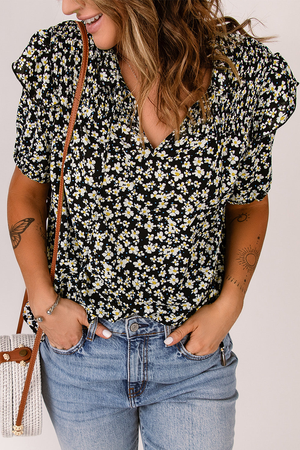 Camiseta con cuello en V y volantes fruncidos con estampado floral