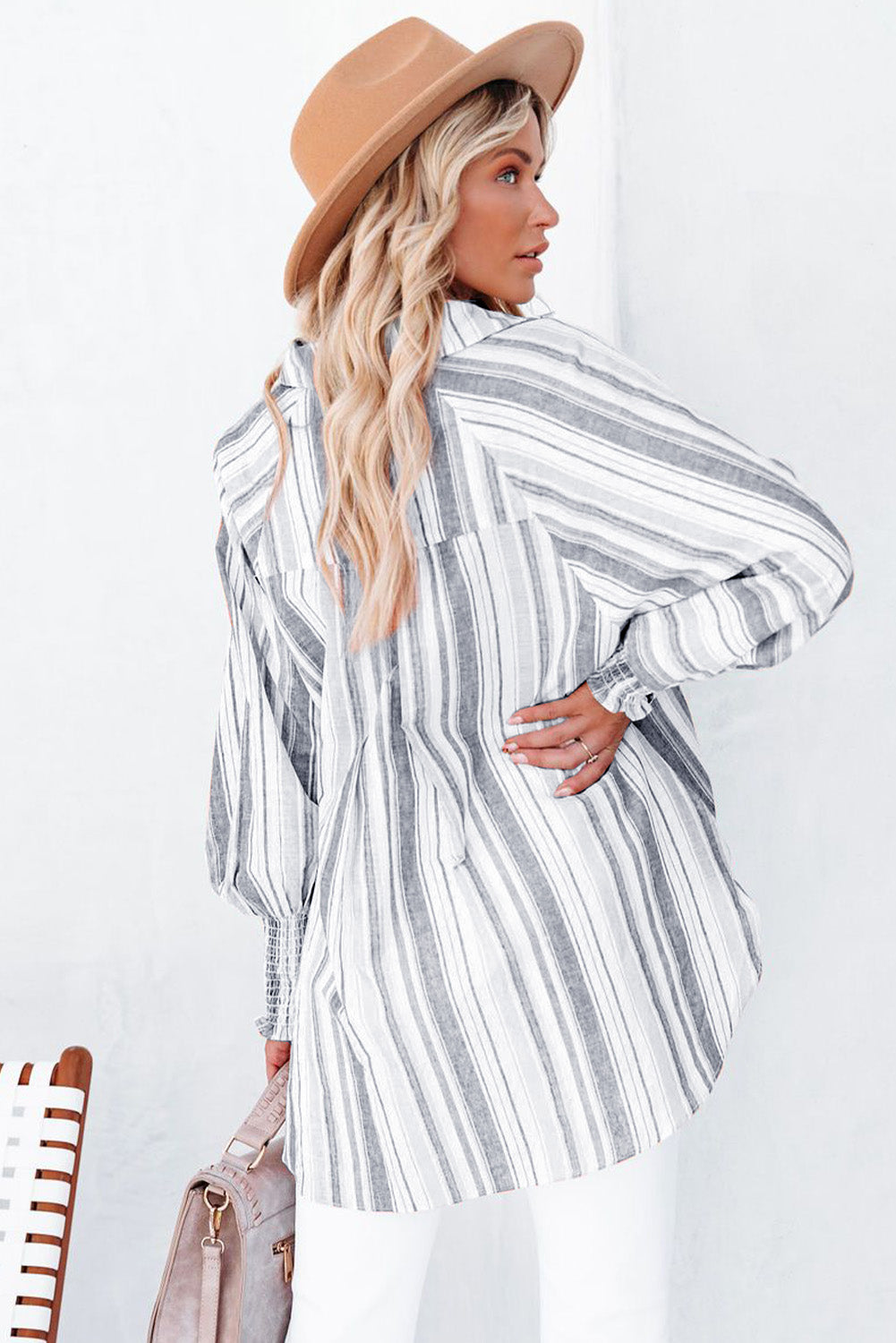 Chemise boutonnée rayée à poches et fentes 