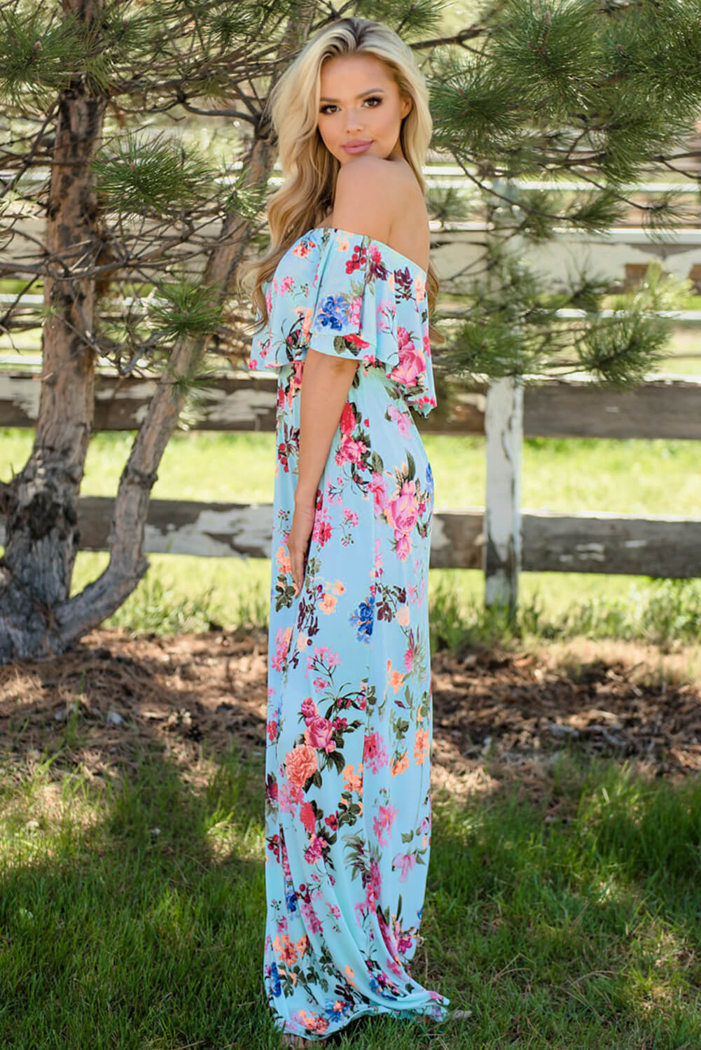 Vestido largo bohemio con estampado floral y hombros descubiertos con volantes