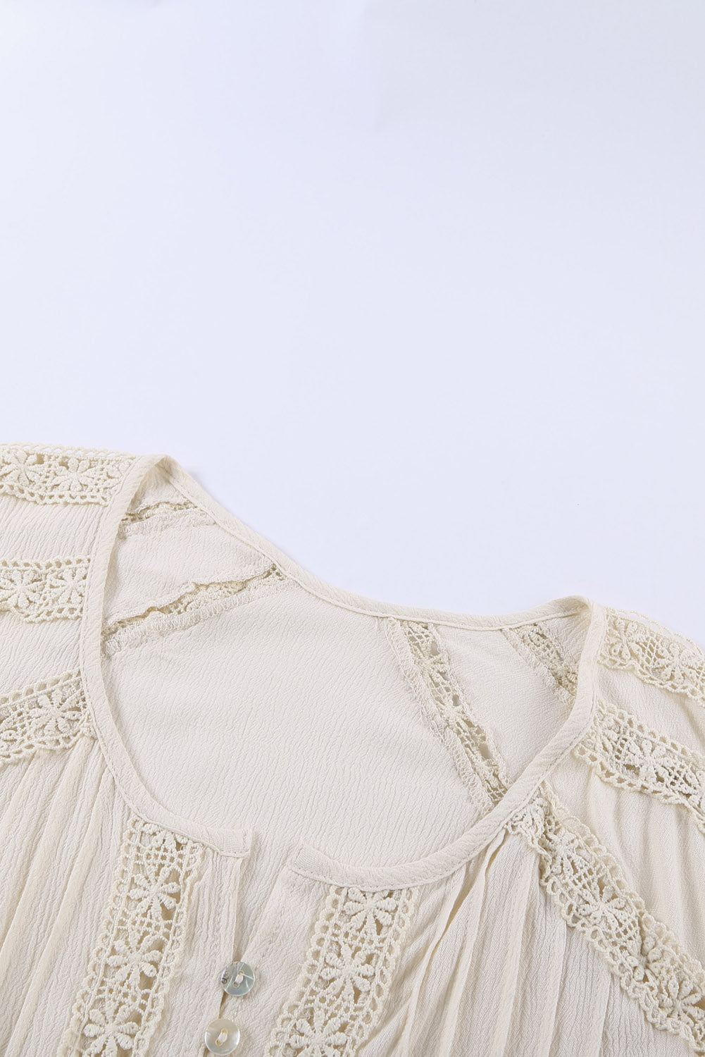 Top de manga corta con ojales de ganchillo