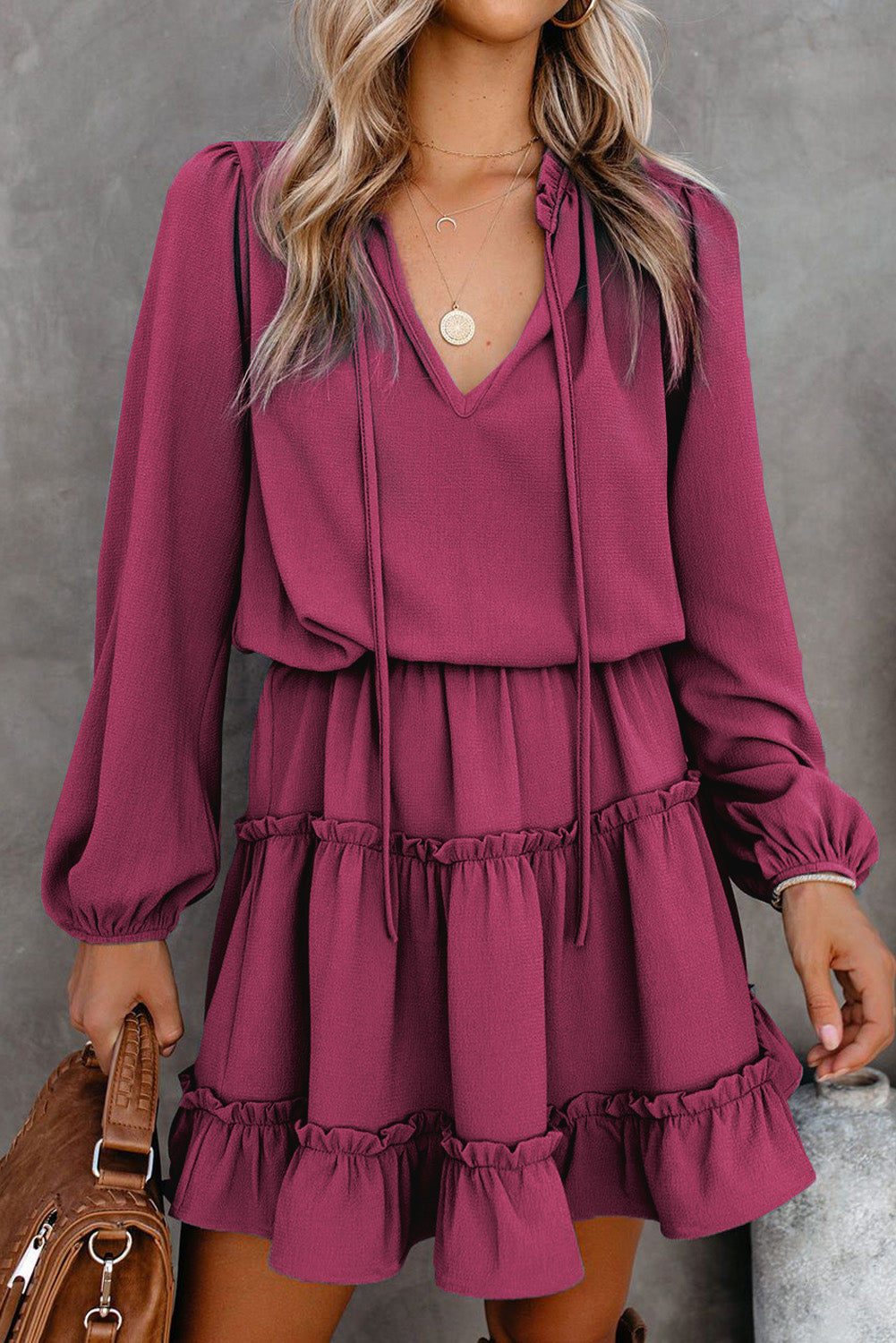 Mini vestido escalonado con volantes y manga larga con cuello en V