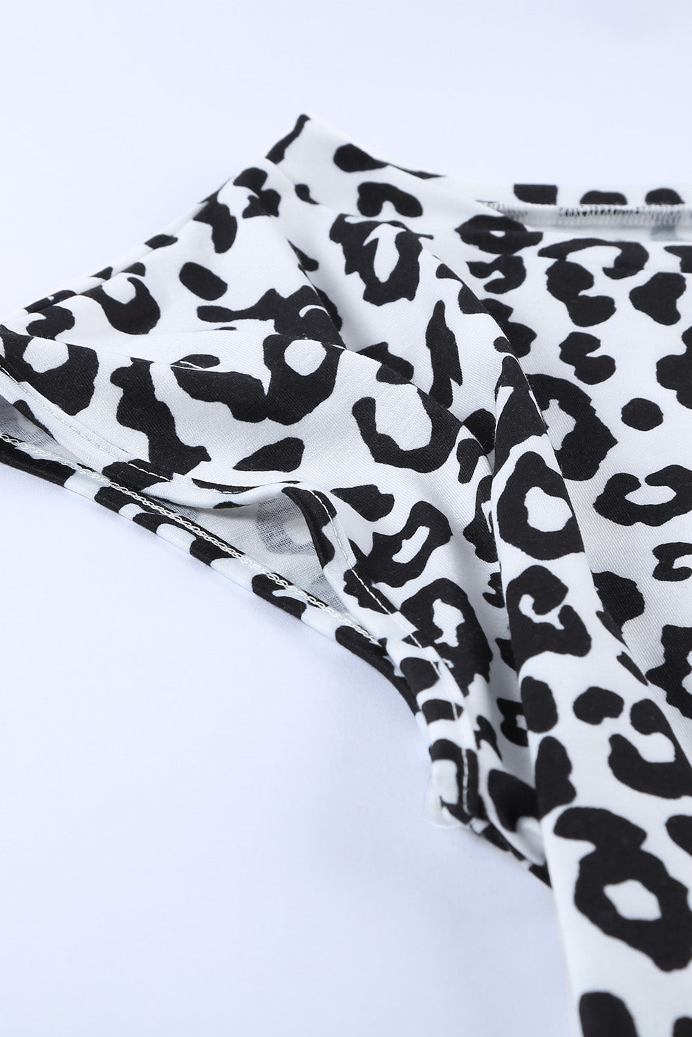 Camiseta con estampado de camuflaje y cuello redondo con bolsillo