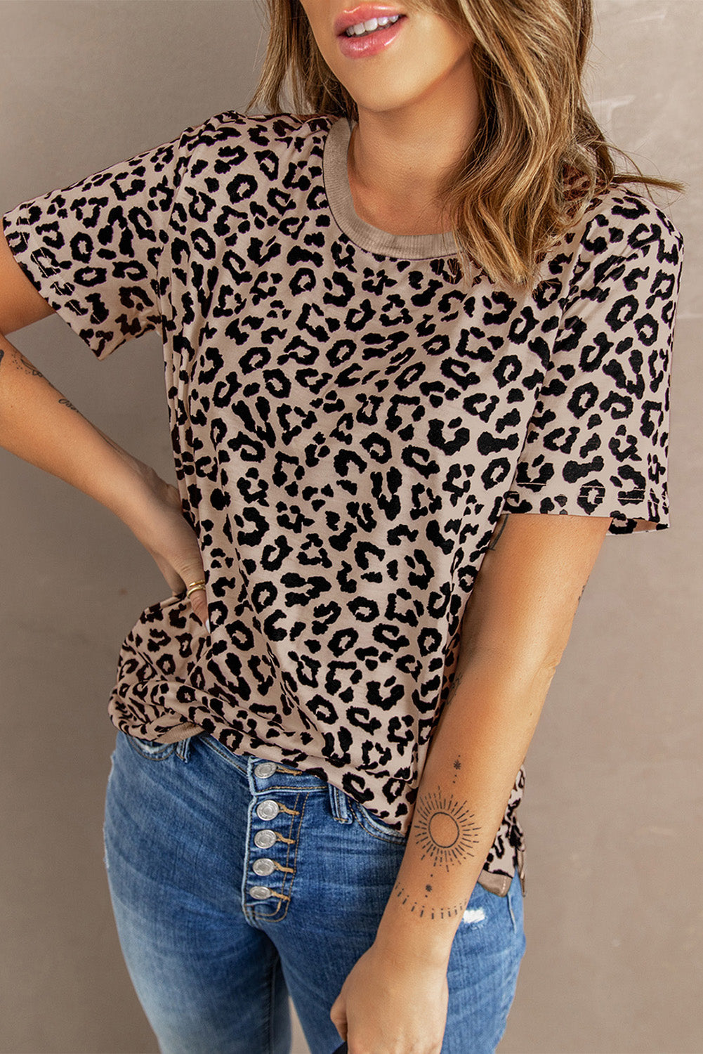 Camiseta con cuello redondo y abertura lateral de camuflaje