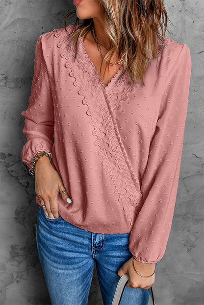 Blusa de manga larga abullonada cruzada con ribete de encaje de lunares suizos
